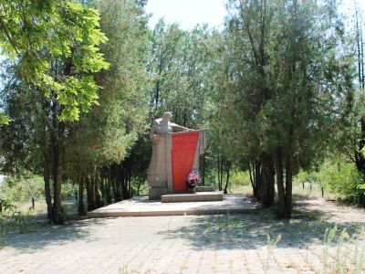 Памятный знак в честь воинов-односельчан, погибших в годы Великой Отечественной войны и могила старшего политрука Г.В.Беломитцева