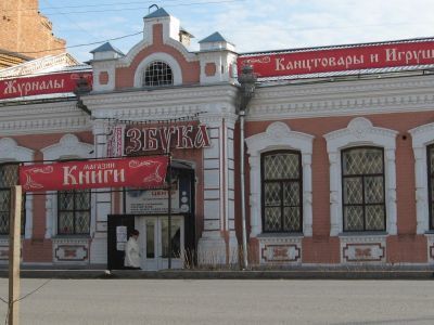 Одноэтажный каменный дом с каменной резьбой по фасаду