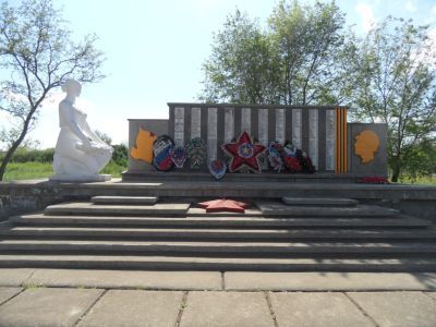 Братская могила советских воинов, погибших в годы гражданской и Великой Отечественной войн