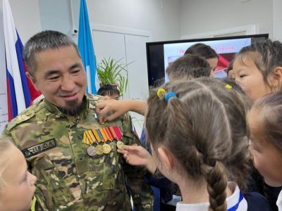 Герой России Филипп Евсеев встретился с учениками Маганской школы