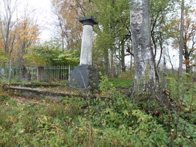 Могила Лялина Дмитрия Васильевича (1772-1847), участника Отечественной войны 1812 г.