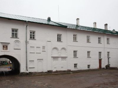 Наместнический корпус с проездными Спасскими воротами