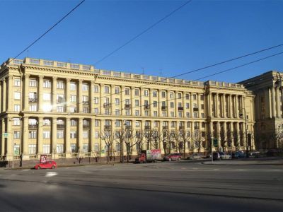 Здание института «ЛенНИИпроект» и жилой дом