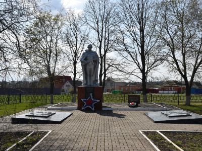 Братская могила советских воинов, погибших в боях с фашистскими захватчиками в 1943 году. Захоронено 287 человек, имена установлены 137 человек. Скульптура советского воина