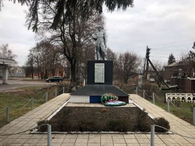 Братская могила воинов Советской Армии, погибших в феврале 1943 года. Захоронено 103 человека и установлено фамилий на 26 человек. Скульптура установлена в 1961 году