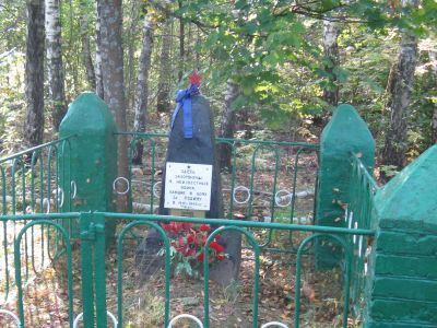 Братская могила 4 советских воинов и партизан, погибших в 1943 г. в боях с немецко-фашистскими захватчиками