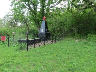 Братская могила советских воинов, погибших в боях с фашистскими захватчиками