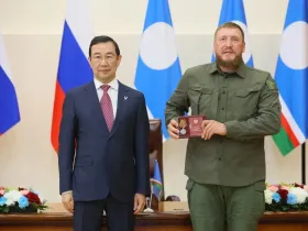Айсен Николаев вручил госнаграды участникам СВО и паспорта юным жителям Якутии в День России