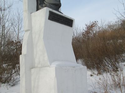 Памятник сигнальщику корабля ТЩ-278, геройски погибшему за Родину –  Г.Г.Елисееву