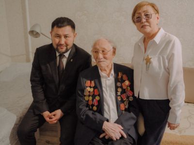 В Якутске медаль к 80-летию Победы вручили ветерану войны Мартыну Григорьеву 
