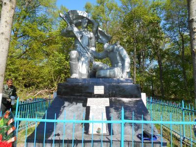 Братская могила 29 советских воинов, погибших в 1941 и 1943 гг. в боях с немецко-фашистскими захватчиками