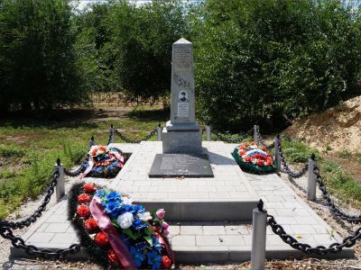 Братская могила советских воинов, погибших в период Сталинградской битвы