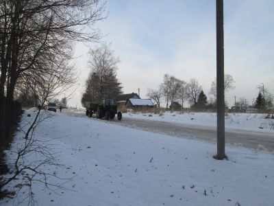 Памятное место, где 7 апреля 1942 г. партизанскому соединению "Дедушка" секретарем обкома партии П.И. Пайтеровым было вручено боевое Красное Знамя обкома ВКП(б) и облисполкома