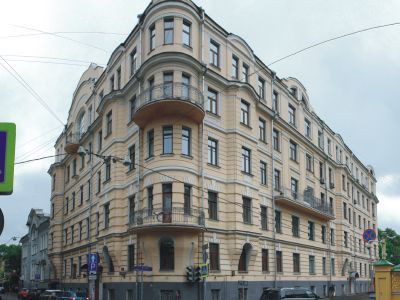 Дом, в котором в 1923-1933 гг. жил советский государственный и общественный деятель Луначарский Анатолий Васильевич. В квартире мемориальный музей А.В.Луначарского