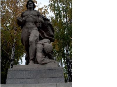 Скульптура «Матрос со связкой гранат и раненый солдат-пехотинец»