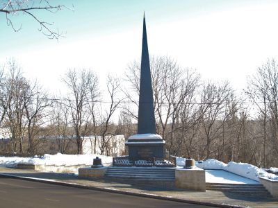 Обелиск Петру I. Установлен в 1839 г. в память пребывания Петра I в г. Липецке, основания им чугунолитейного завода и открытия целебных минеральных источников