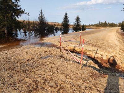 Дорогу в Олёкминском районе Якутии смывает талыми водами