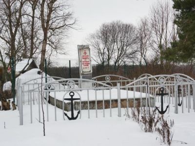 Братское захоронение военных моряков-балтийцев, погибших в 1919 г.; в числе захороненнных – активные участники гражданской воны: Аммерман П.Н., Велещинский П.Ю., Сургин М.А.; их именами названы улицы в Кронштадте