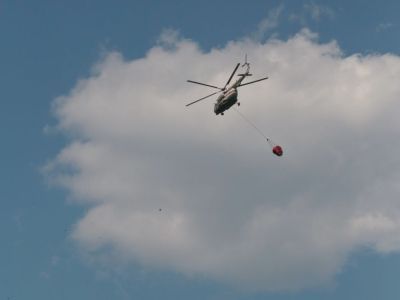9 августа: вертолет продолжит сливать воду на лесной пожар