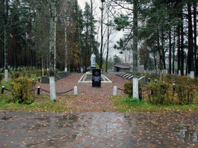 Братское захоронение советских воинов, погибших в 1941-44 гг.