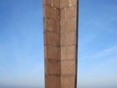 Стела в честь строителей Горьковской ГЭС, установленная в 1967 г.