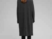 Вязаное платье свободного кроя с воротником-стойкой