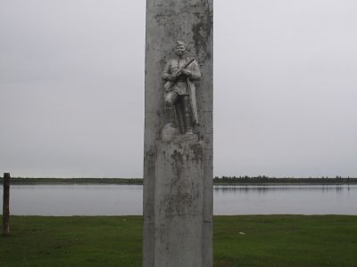 Памятник советскому воину. Авторы Н.Д.Амыдаев, А.Г.Прокопьев, железобетон, 1965 г.