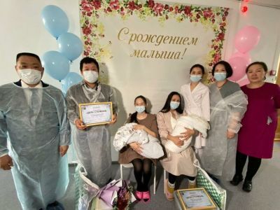 В Нюрбинском районе Якутии начали вручать подарочные наборы "Я родился в Нюрбе"