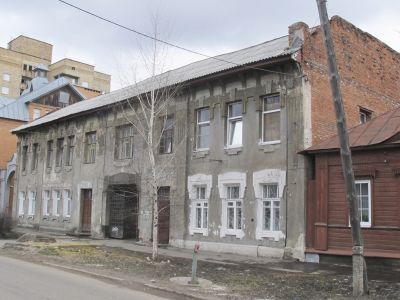 Жилой комплекс: три жилых дома, сарай, ворота