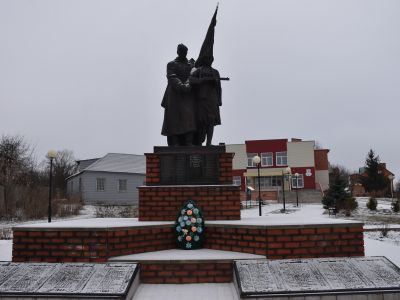 Братская могила советских воинов, погибших в боях с фашистскими захватчиками в 1943 году. Захоронено 167 человек, установлены имена 166 человек. Скульптура советского воина