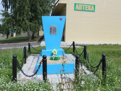 Братская могила периода гражданской войны, в которой похоронены 13 коммунистов, погибших от бело-зеленых банд в 1919 году