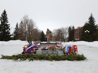 Братская могила советских воинов, погибших в боях с фашистскими захватчиками в 1943 году. Захоронено 215 человек, в том числе генерал-майор Крюков Филипп Яковлевич, имена установлены. Скульптура: скорбящая мать, вечный огонь