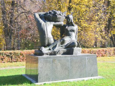 Скульптурная композиция "Плодородие", 1963 г., скульпторы В.И.Мухина, Н.Г.Зеленская, А.М.Сергеев, архитектор И.Е.Рожин