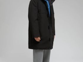 Утепленное пальто со съемным капюшоном