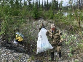 На берегу Восточной Хандыги собрали 12 мешков мусора