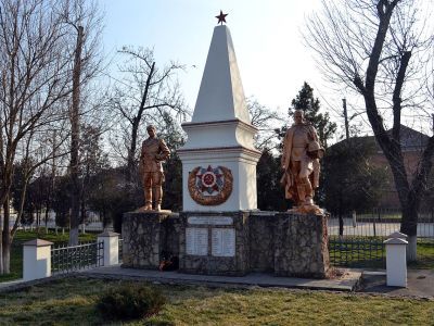 Братская могила партизан, погибших в бою с фашистскими захватчиками