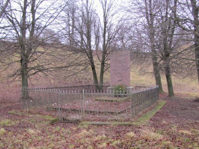 Братская могила 1842 советских  граждан, казненных гитлеровцами в 1942 - 1943 гг. Установлен памятный знак