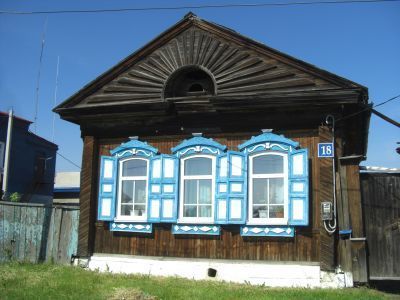 Деревянный жилой дом конца XIX века с интересным декором «Двойное солнышко» на фронтоне