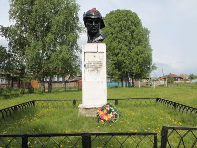 Братская могила и памятник красногвардейцам, убитым близ с. Куваши
