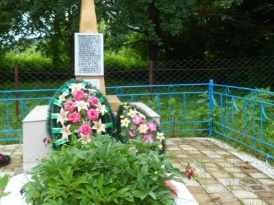 Братская могила советских воинов, погибших в боях с фашистскими захватчиками