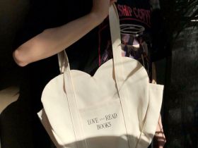 Сумка-сердце "Love and read"