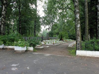 Братское кладбище советских воинов, погибших в 1941-44 гг.: среди них – Герои Советского Союза: Шишкань Илья Минович (1918-1943), Пляшечник Яков Иванович (1907-1944)