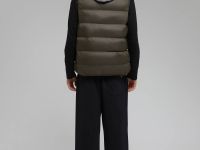 Утепленный жилет со съемным капюшоном