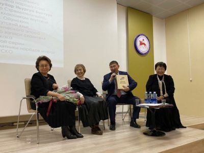 В Якутске презентовали переиздание эпоса о Нюргун Боотуре и перевод тувинского эпоса «Хунан-Кара»