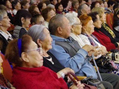 В Якутске старшее поколение поздравили с Международным днем пожилых людей