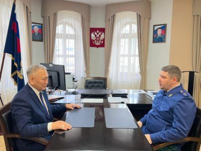 Сенатор Сахамин Афанасьев встретился с прокурором Якутии