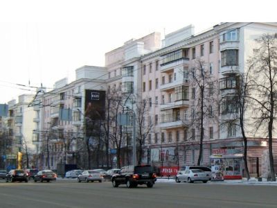 Здание бывшего клуба работников УВД "Дзержинец"