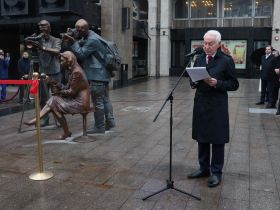 В сквере ТАСС открыли скульптурную композицию "Российские журналисты"