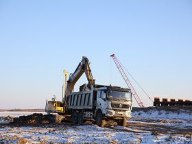 Почему спуск коффердама на реку Лену отложили на весну 2026 года, объяснили строители