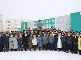 В Якутске возложили цветы к памятнику государственному деятелю республики Илье Винокурову